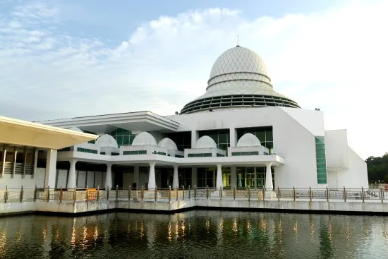 Masjid An-Nur Universiti Teknologi Petronas, Simbol Keindahan dan Ketaqwaan di Atas Tasik
