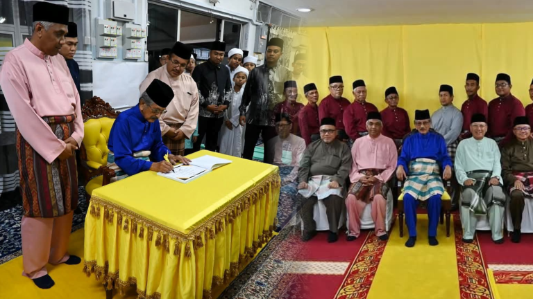 DYTM Raja Muda Perak Berkenan Hadir Berbuka Puasa Di Masjid Kampung Kuchai Lambor Kiri