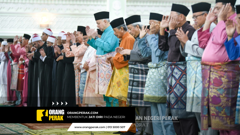 Sultan Nazrin Solat Sunat Aidiladha Bersama Lebih 1,000 Jemaah di Ipoh